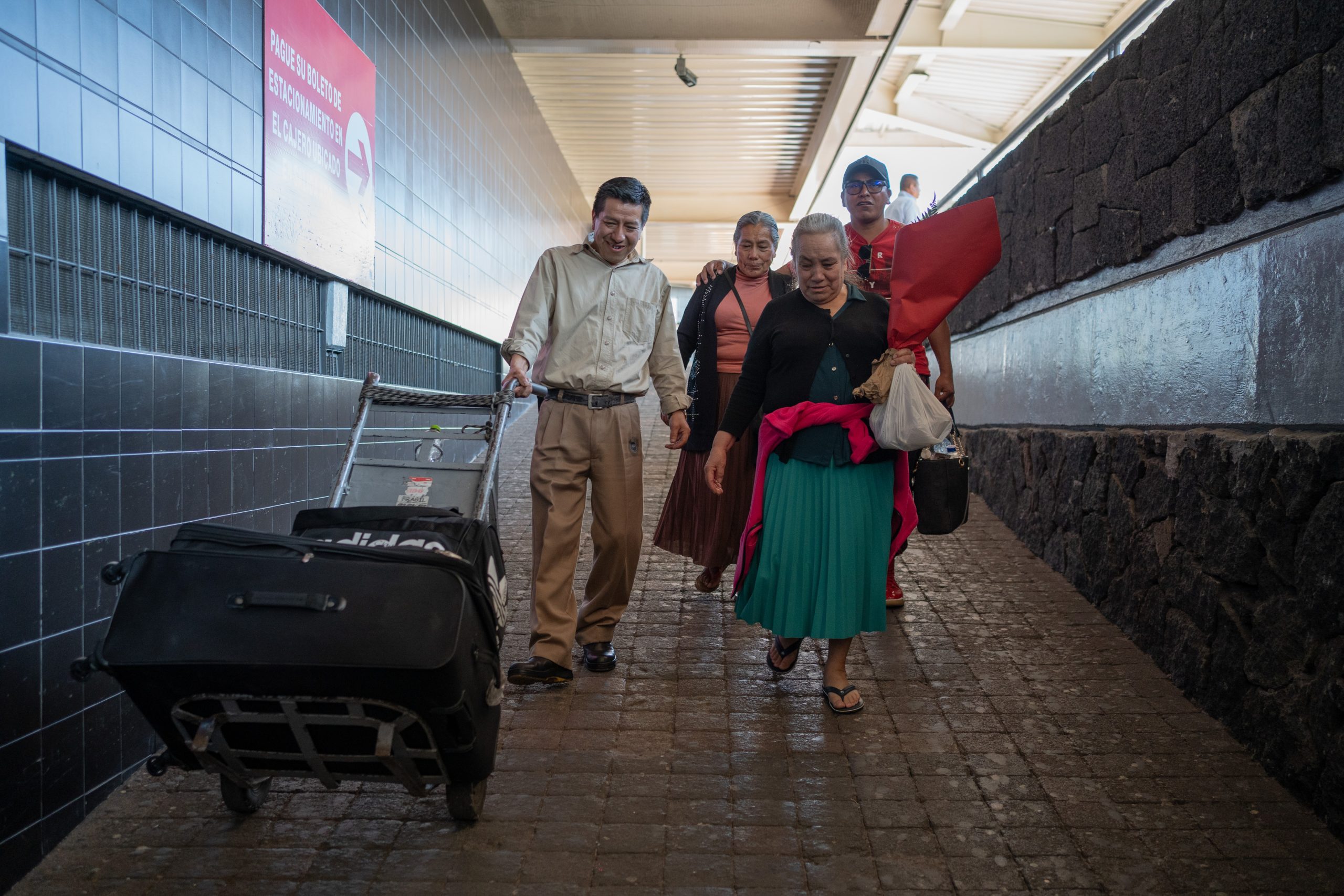 Claudia Pérez camina con sus familiares que la recibieron en...