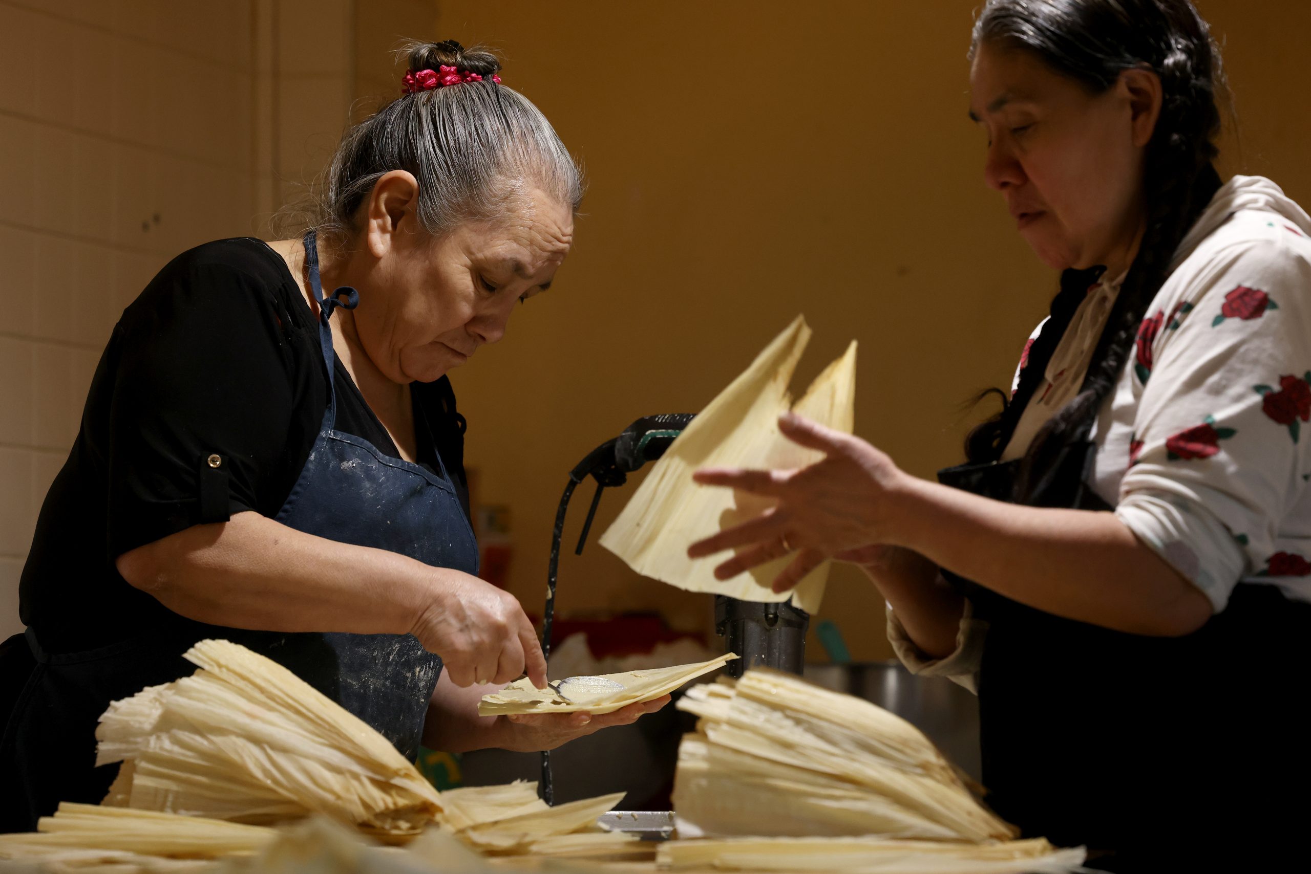 Claudia Pérez, izquierda, prepara más de 1,000 tamales con Petra...
