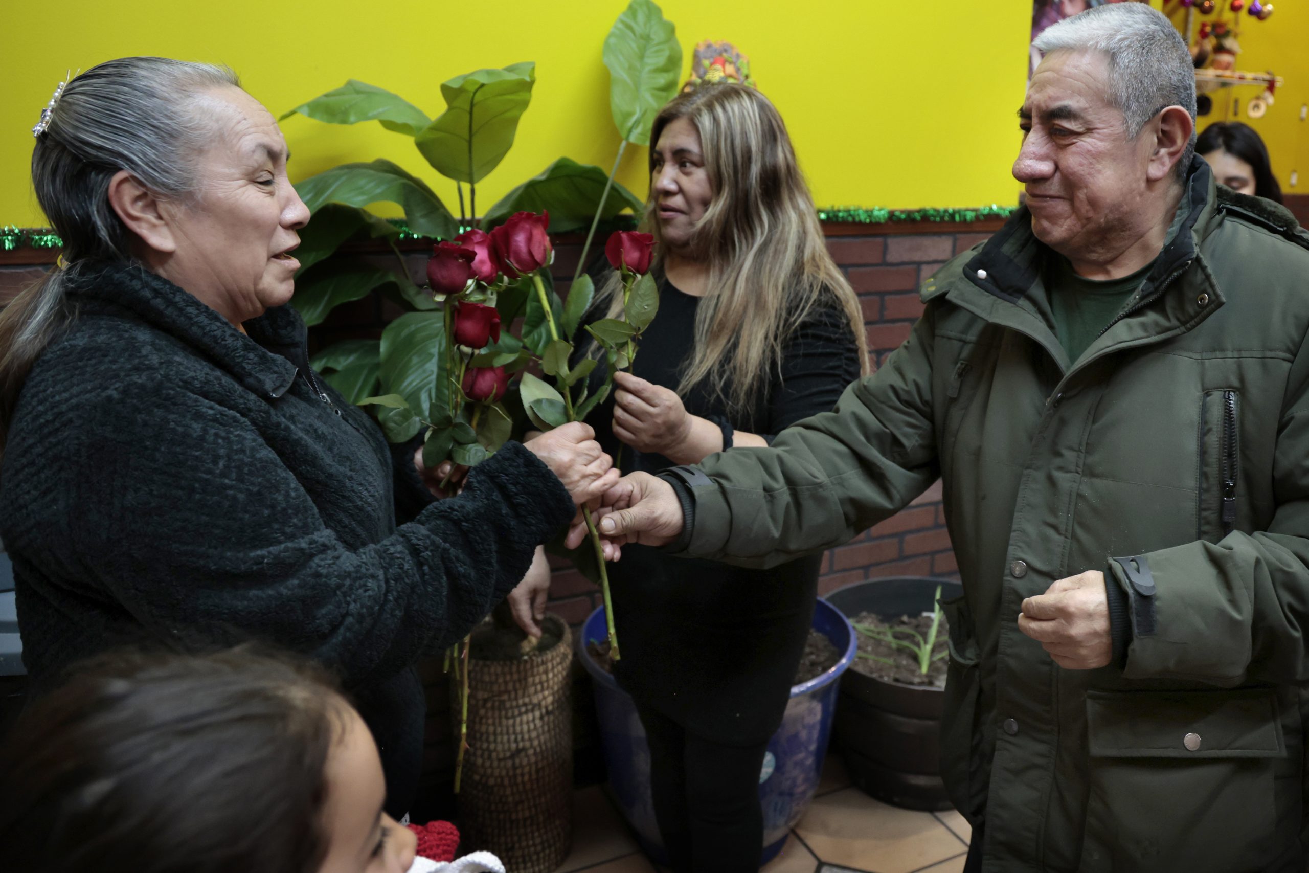 Claudia Pérez recibe una rosa de su hermano Laurencio Pérez,...