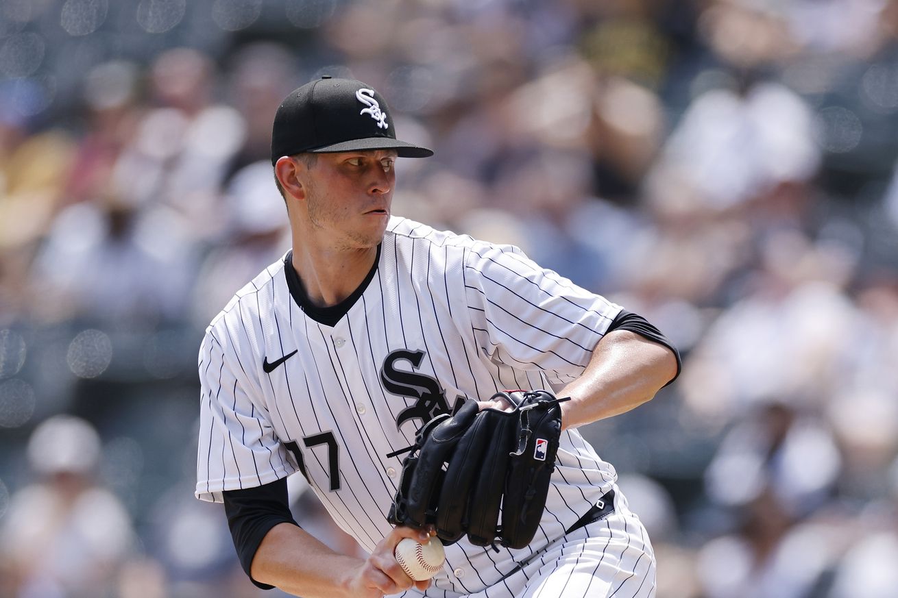 Chicago White Sox pitcher Chris Flexen (77) delivers a pitch during an MLB game against the Pittsburgh Pirates on July 13, 2024 at Guaranteed Rate Field in Chicago, Illinois.