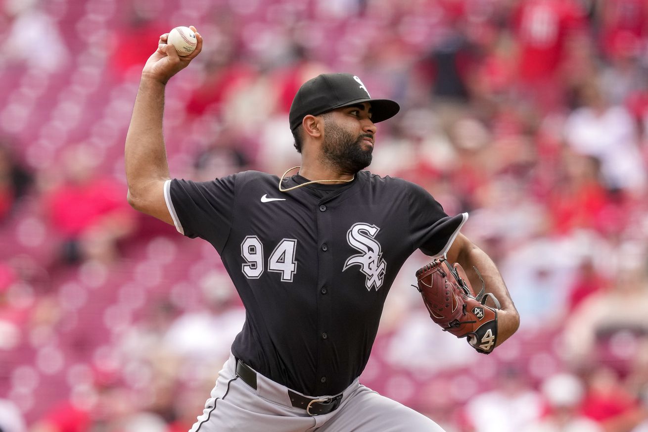 Yoendrys Gómez #94 of the Chicago White Sox pitches in the eighth inning against the Cincinnati Reds at Great American Ball Park on May 15, 2025 in Cincinnati, Ohio.