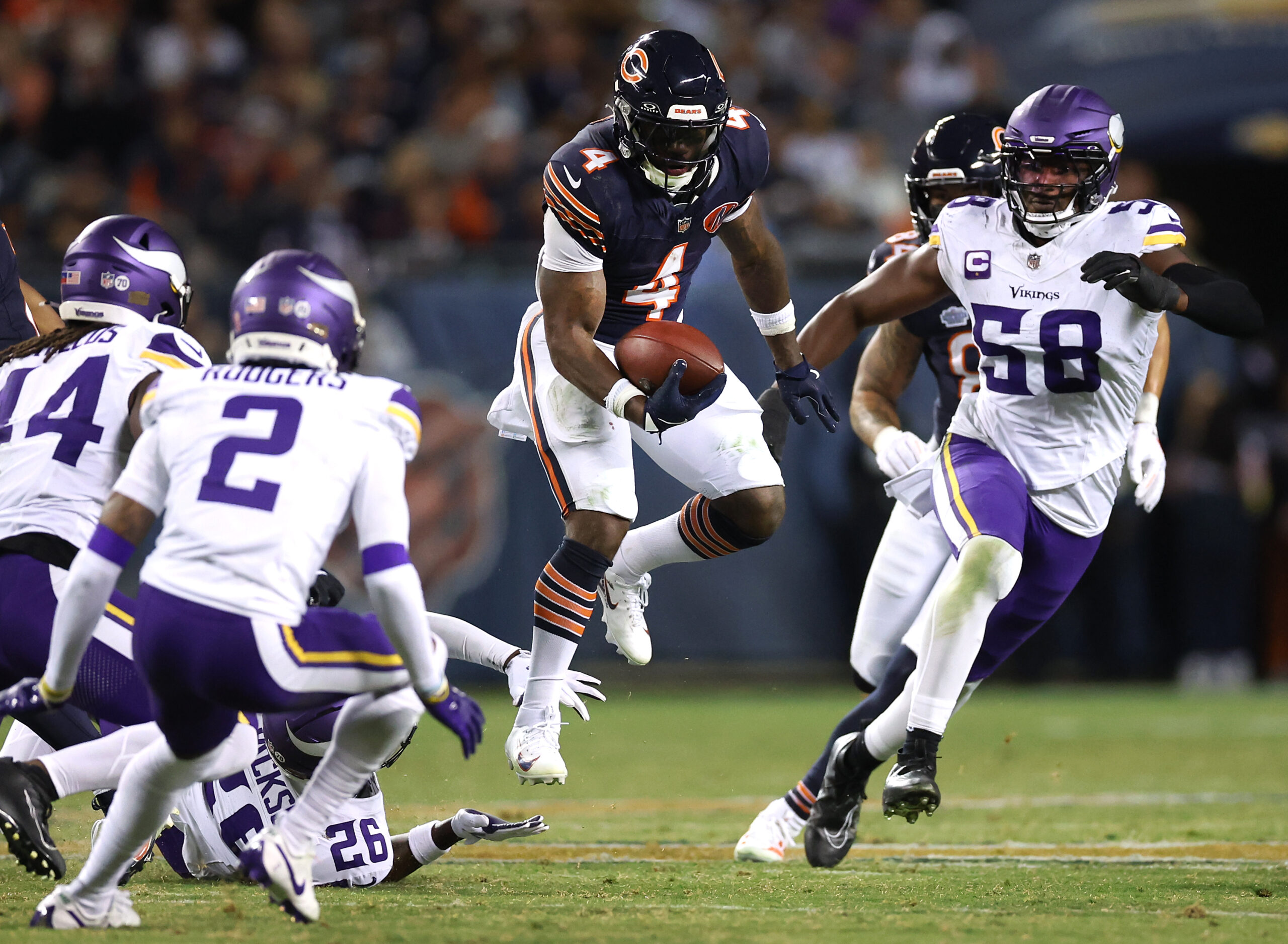 Chicago Bears running back D'Andre Swift (4) makes a move...