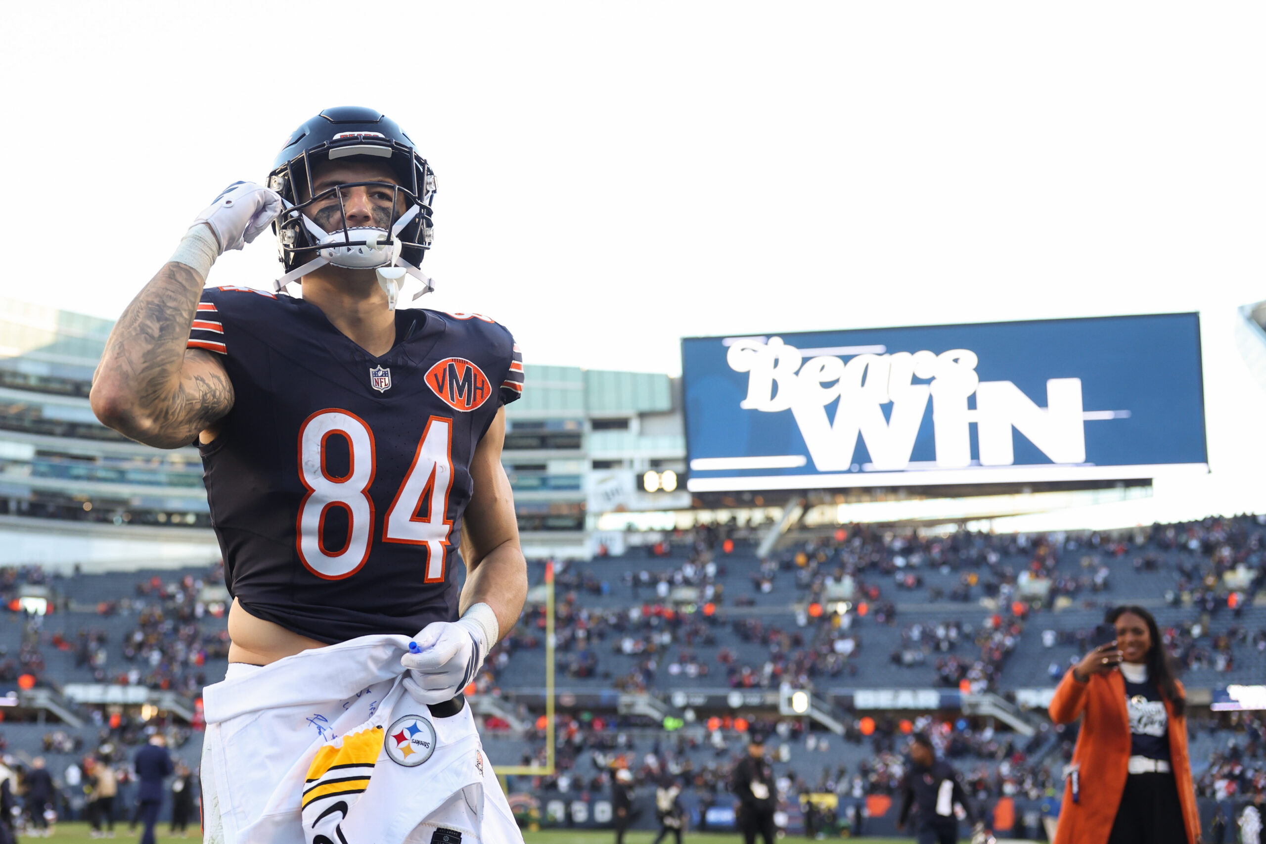 Bears tight end Colston Loveland celebrates a 31-28 win over...