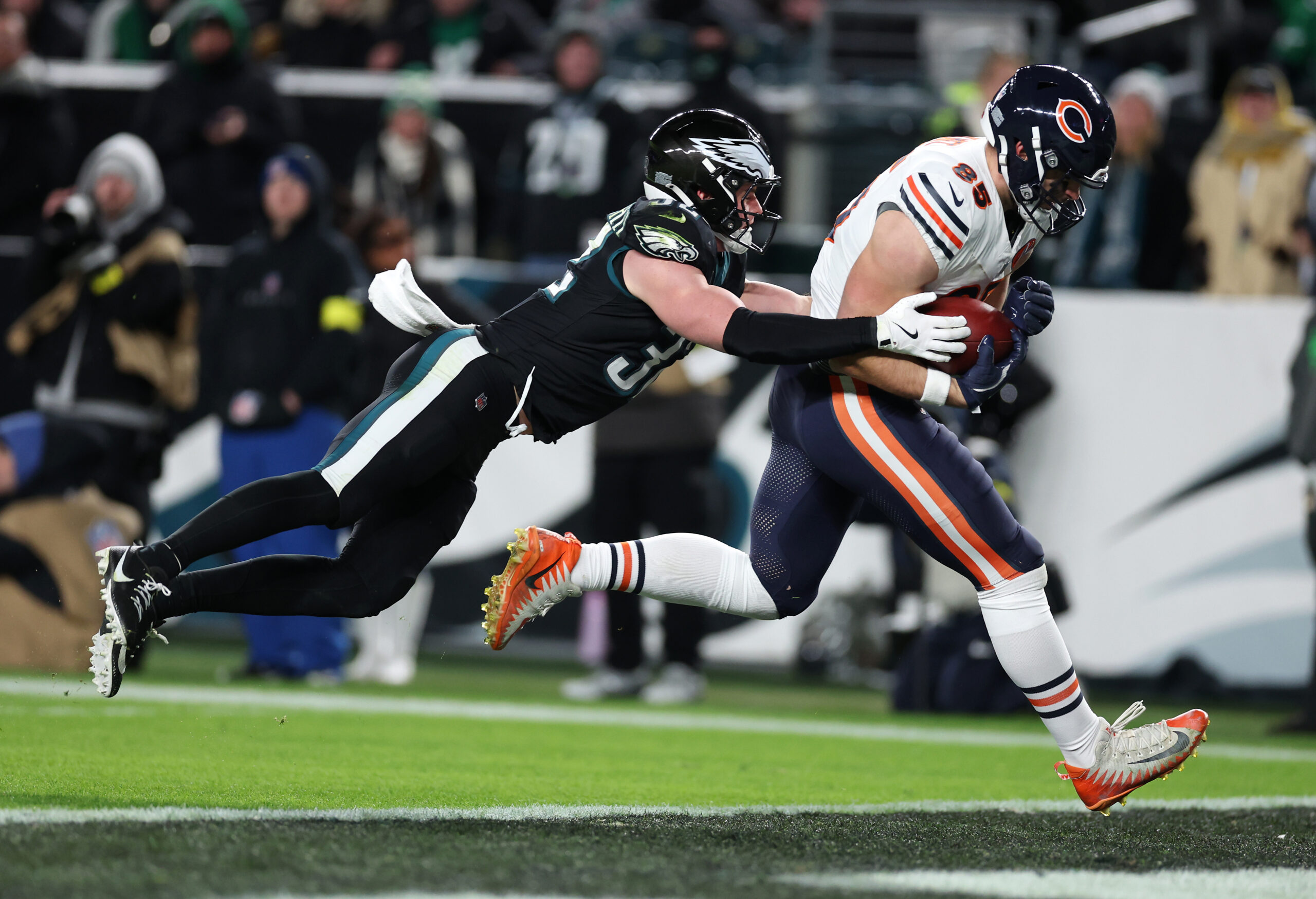 Eagles safety Reed Blankenship is unable to stop Bears tight...