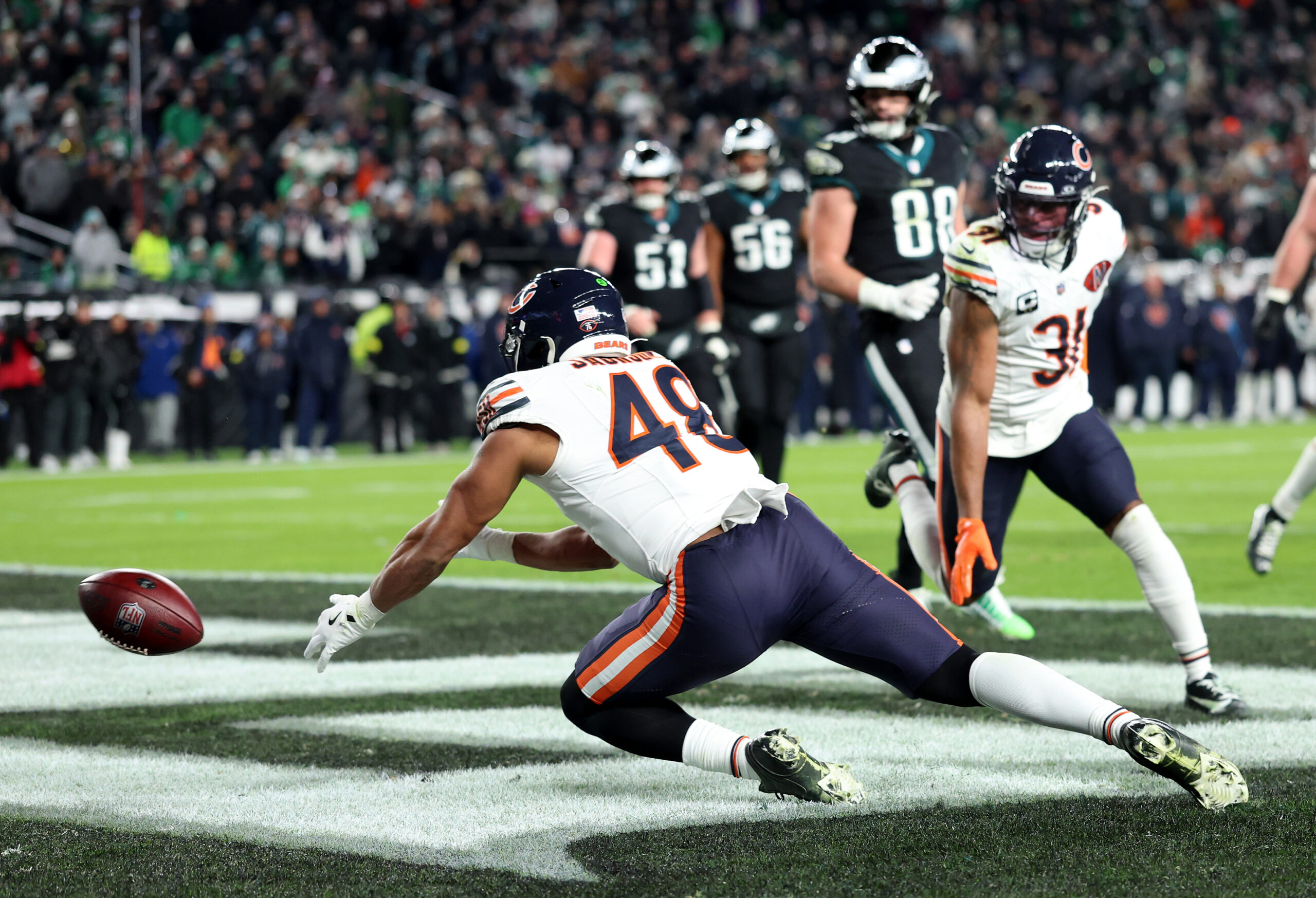 Chicago Bears linebacker D'Marco Jackson (48) tries to catch the...