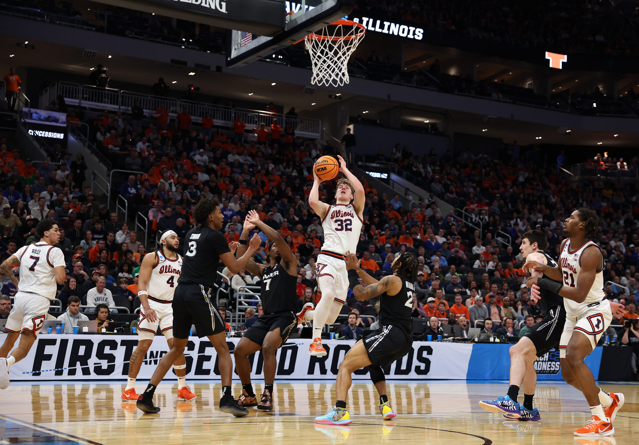 Illinois guard Kasparas JakuÄionis (32) drives to the basket in...