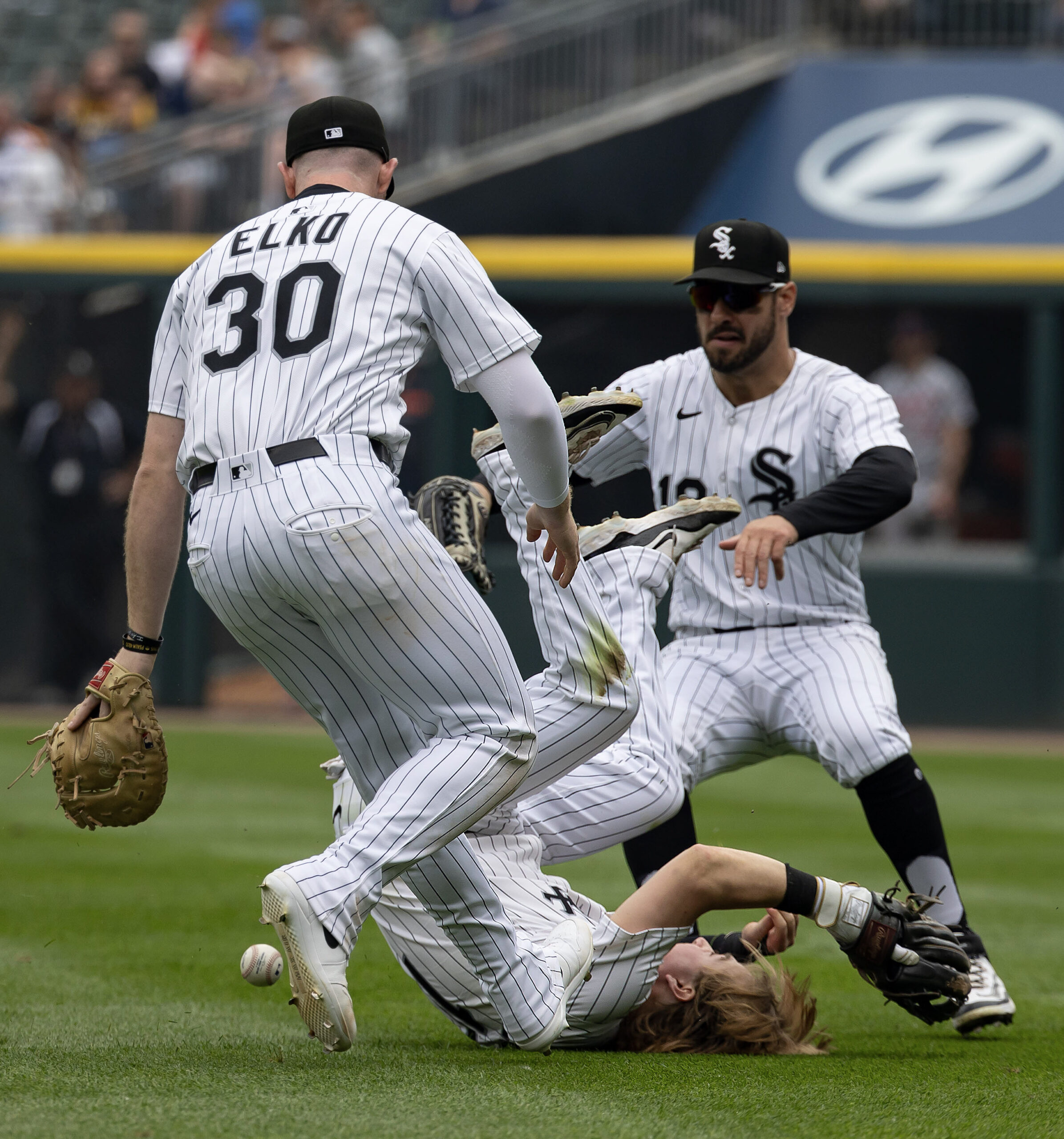 Chicago White Sox second baseman Chase Meidroth canât catch a...