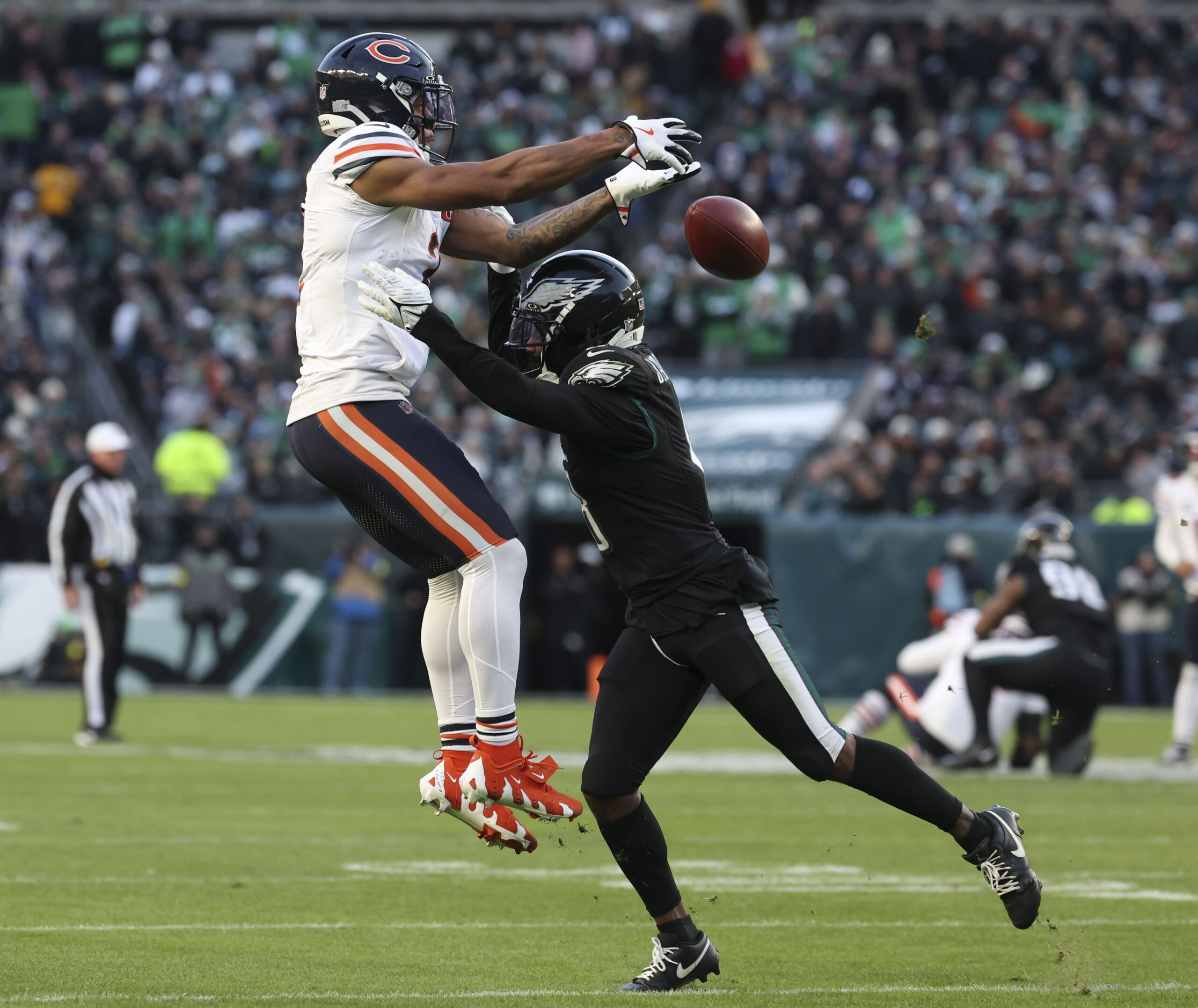 Chicago Bears wide receiver DJ Moore (2) canât make a...