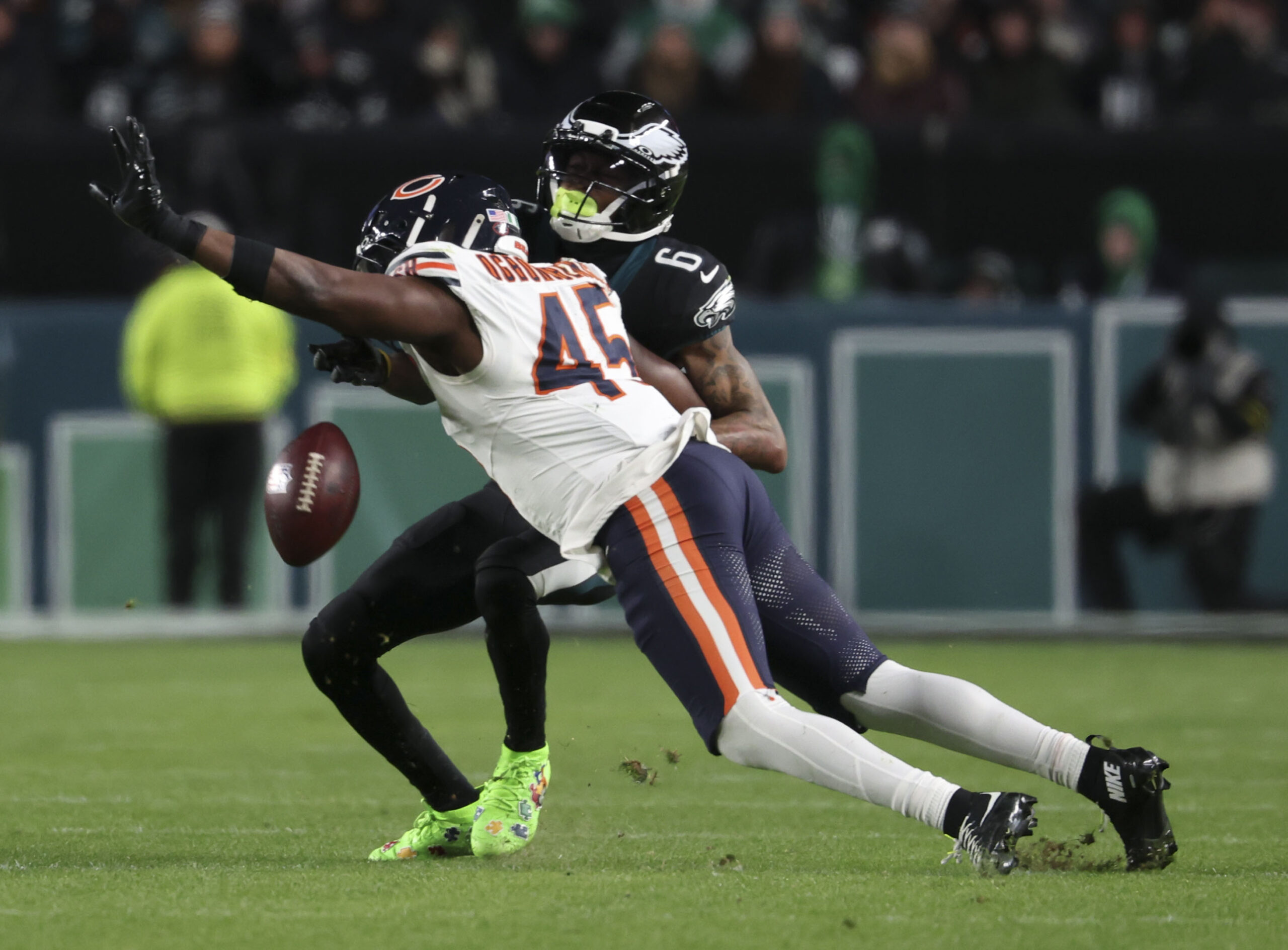 Chicago Bears linebacker Amen Ogbongbemiga (45) defends a pass against...