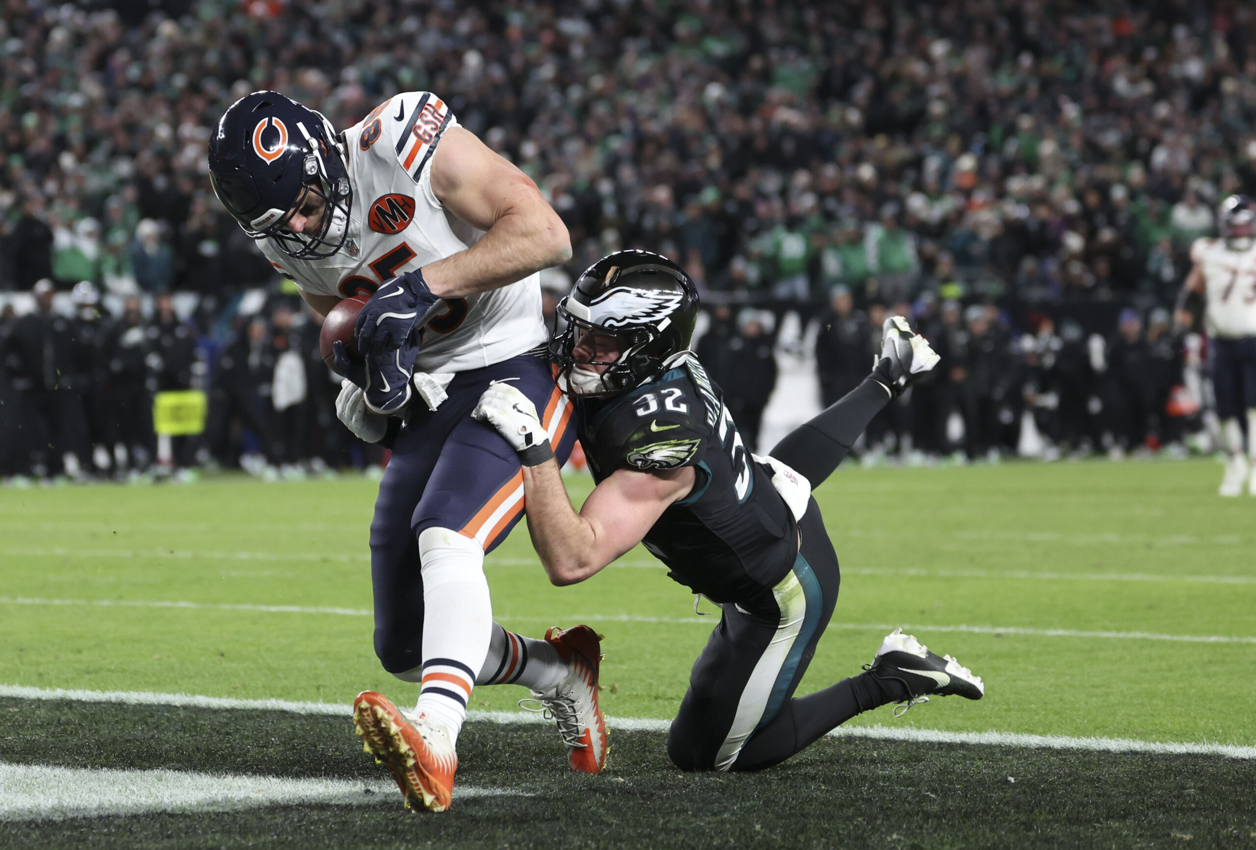 Chicago Bears tight end Cole Kmet (85) makes a touchdown...