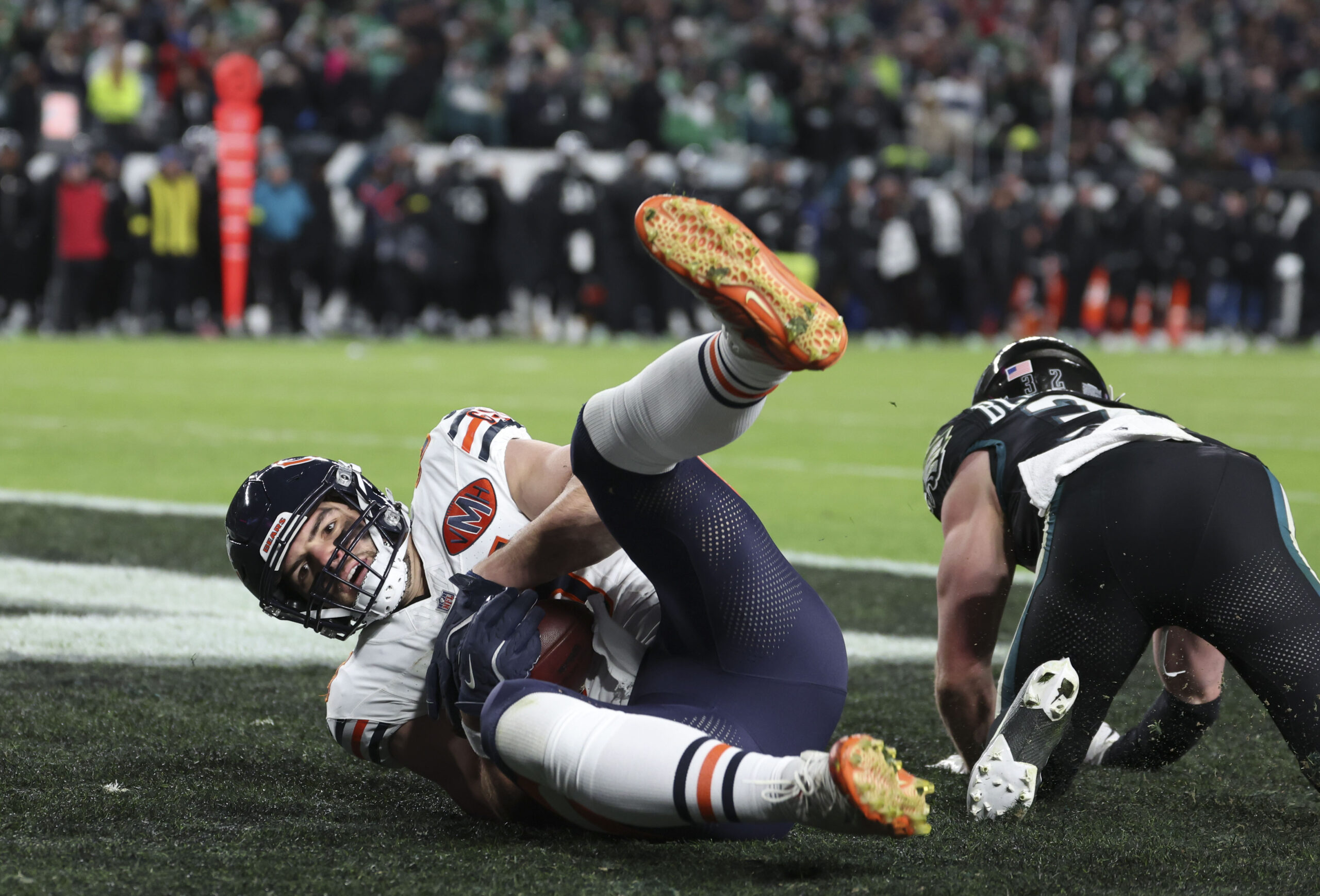 Bears tight end Cole Kmet (85) makes a touchdown reception...