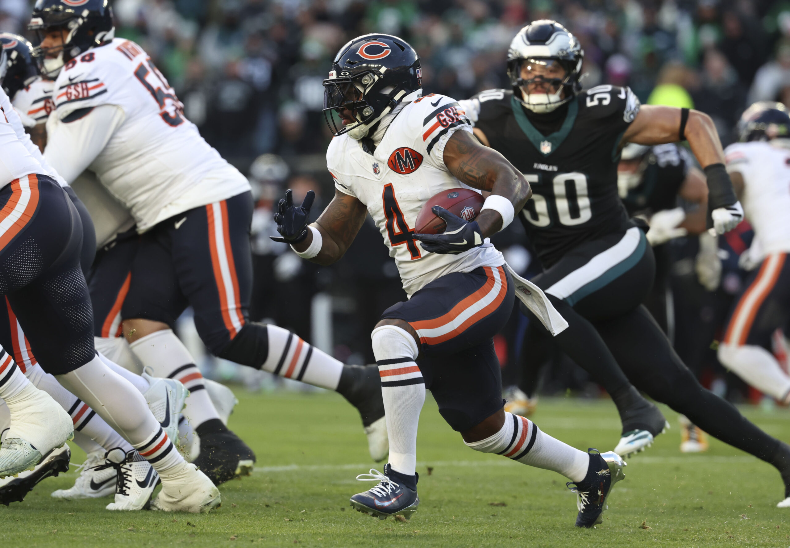 Chicago Bears running back D'Andre Swift (4) runs the ball...
