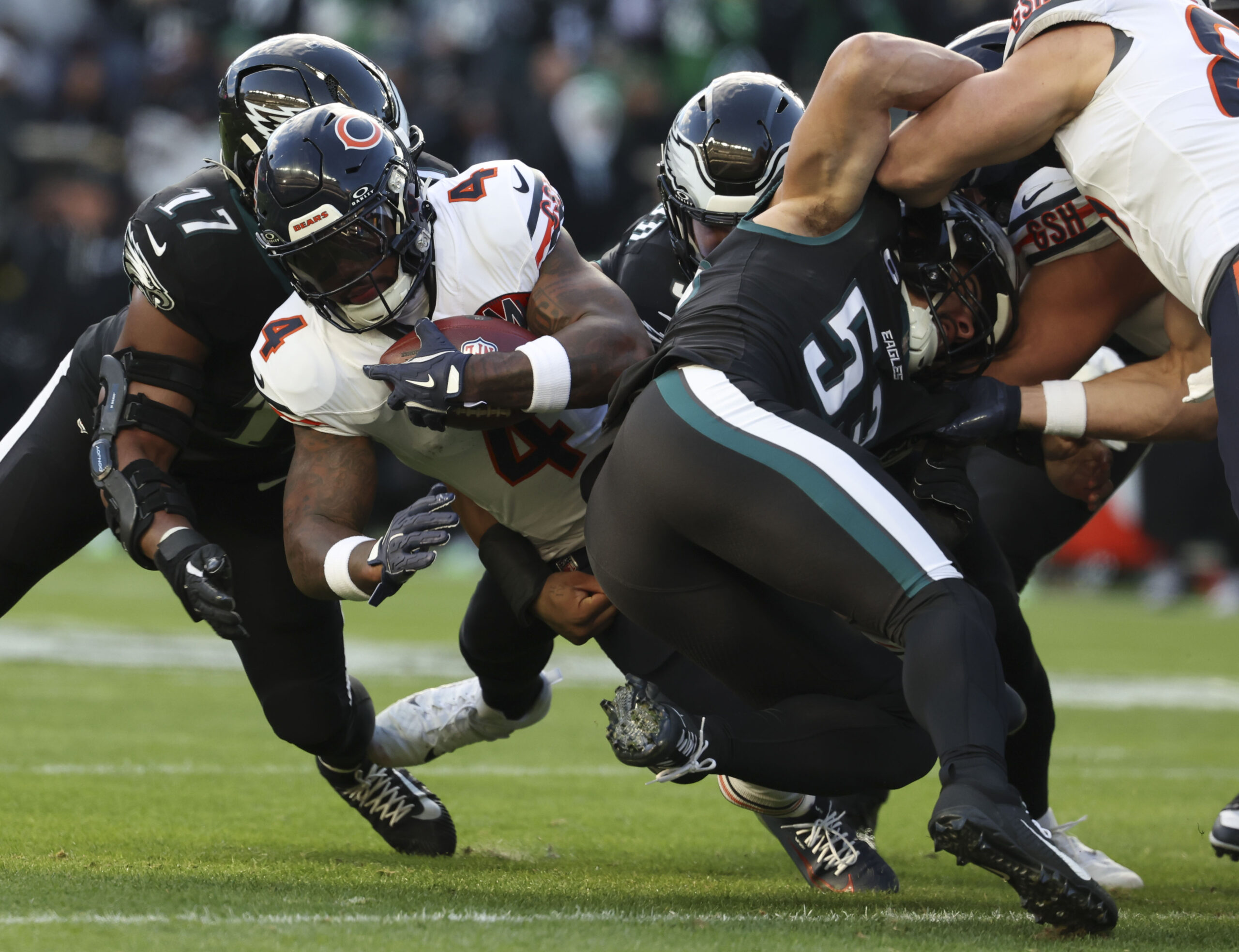 Chicago Bears running back D'Andre Swift (4) runs the ball...